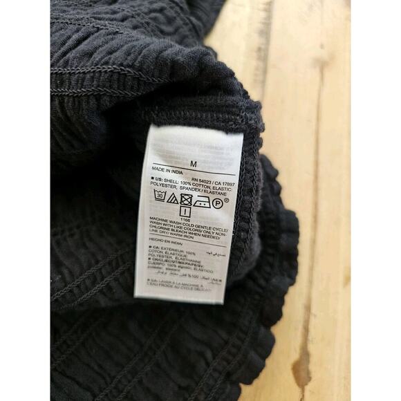 Old Navy Smocked Cropped Black Top Women’s Size M NWT - Picture 2 of 6